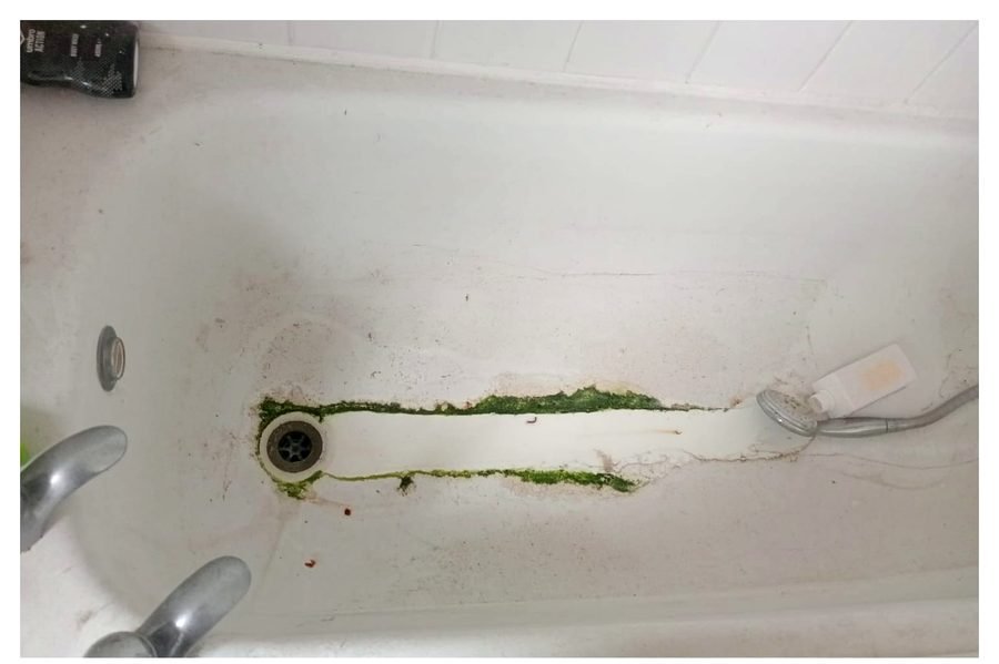 Bathtub limescale & mould before deep cleaning