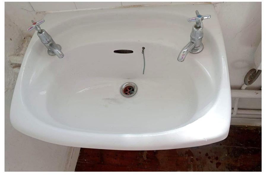 Sink & tiled splashback after deep cleaning
